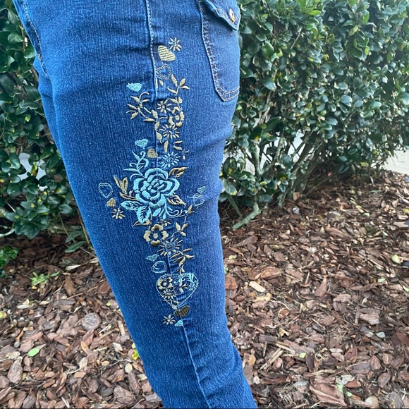 Apollo Petites Womens Blue Denim Jeans Embroidered Floral Design Size 6 EUC - Picture 3 of 6